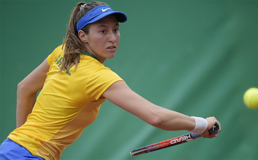 Luisa Stefani perde na estreia em Estrasburgo e se concentra em Roland Garros