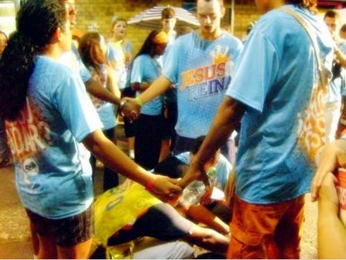 Jovens pregando em carnaval de Salvador-BA