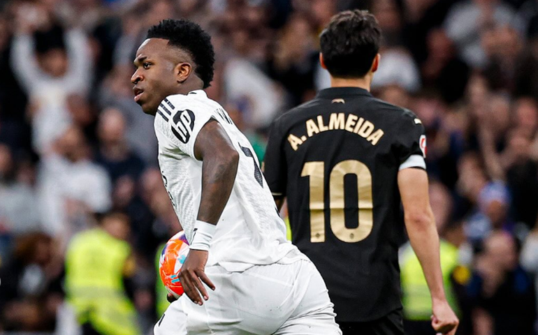 Vinicius Júnior perde pênalti e se redime com gol, mas Real Madrid cai no fim contra o Valencia