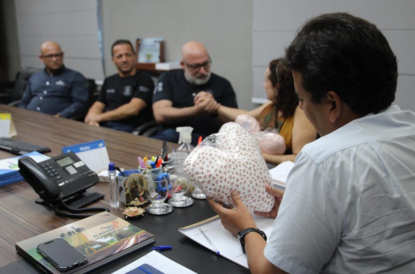 Reeducandos de Alagoas fabricam almofadas para mulheres em tratamento contra o câncer