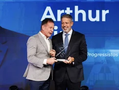 Arthur Lira é agraciado com a 1ª edição do Prêmio Valoriza Parlamento e figura entre os deputados mais influentes do Brasil em 2025 