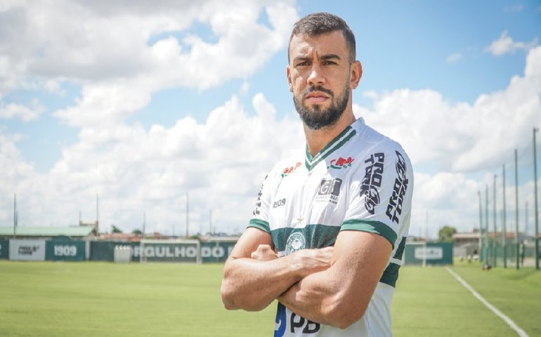 Ainda sem ser oficializado, Luciano Castán é flagrado com camisa do Guarani