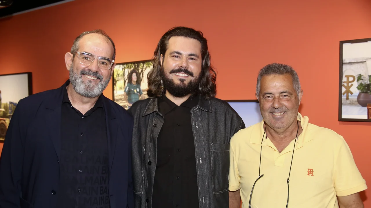 Pai de Danilo Zocatelli, retratado como drag pelo artista, esteve presente na abertura da exposição, em São Paulo