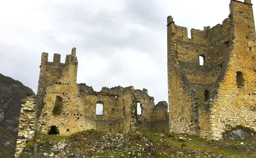 Desenterram em fortaleza na Suécia uma adaga medieval com punho em forma fálica (FOTOS)