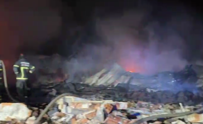 Bombeiros combatem incêndio em fábrica de Maceió Bombeiros combatem incêndio em fábrica de Maceió