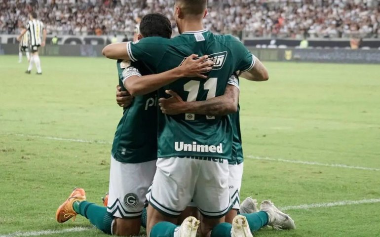Goiás ganha clássico do Atlético-GO e afunda o rival na zona de rebaixamento