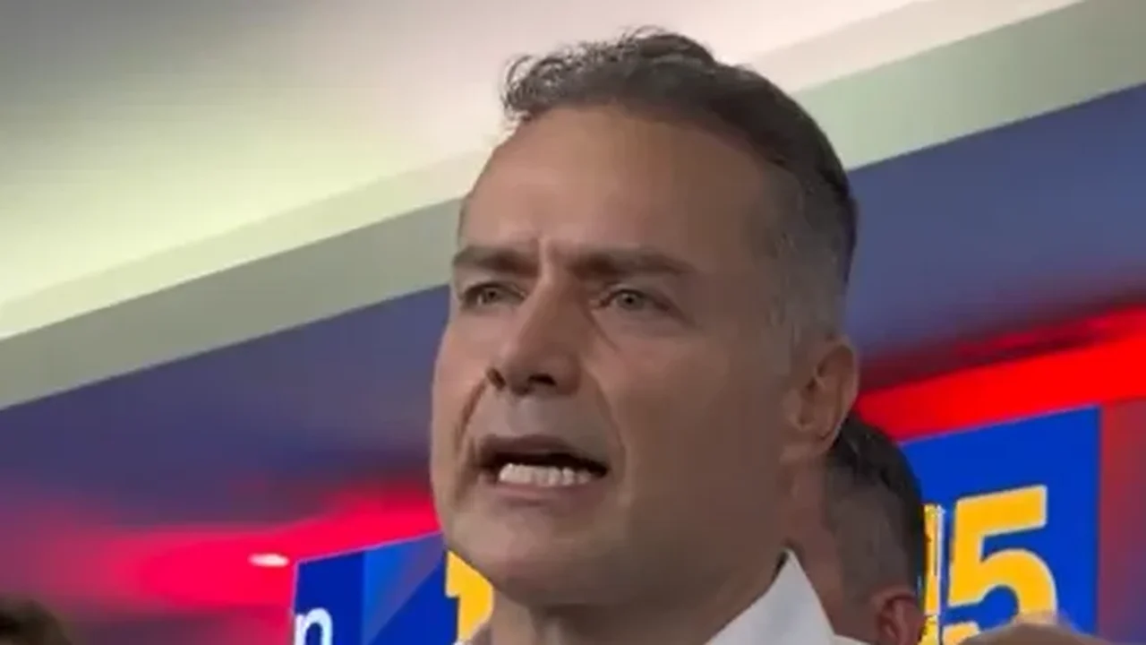 Renan Filho alfineta JHC: “Jamais esconderia meu pai atrás de uma sigla”