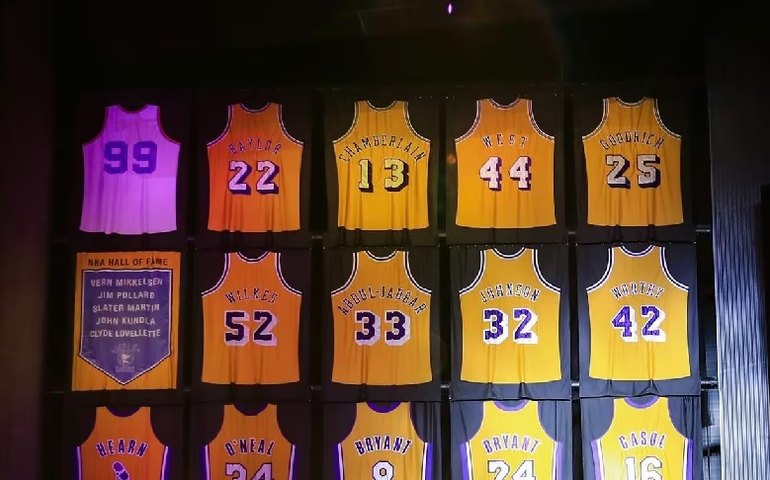 Gasol tem camisa eternizada pelos Lakers e chora com previsão de Kobe em vídeo