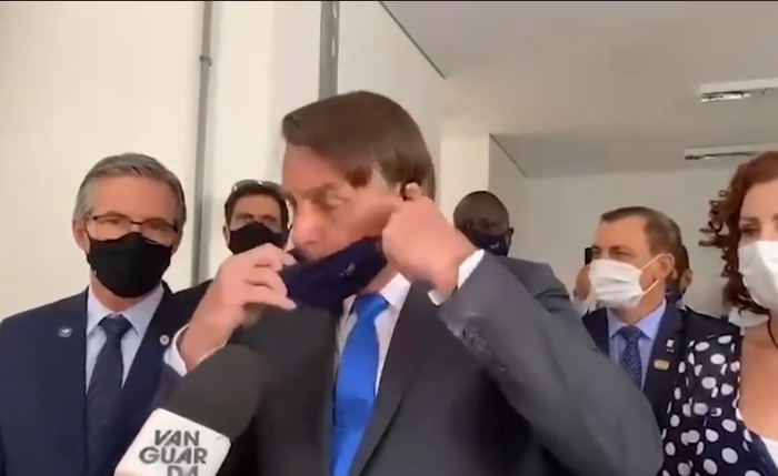 Bolsonaro em imagem tirando a máscara em local onde o uso era obrigatório