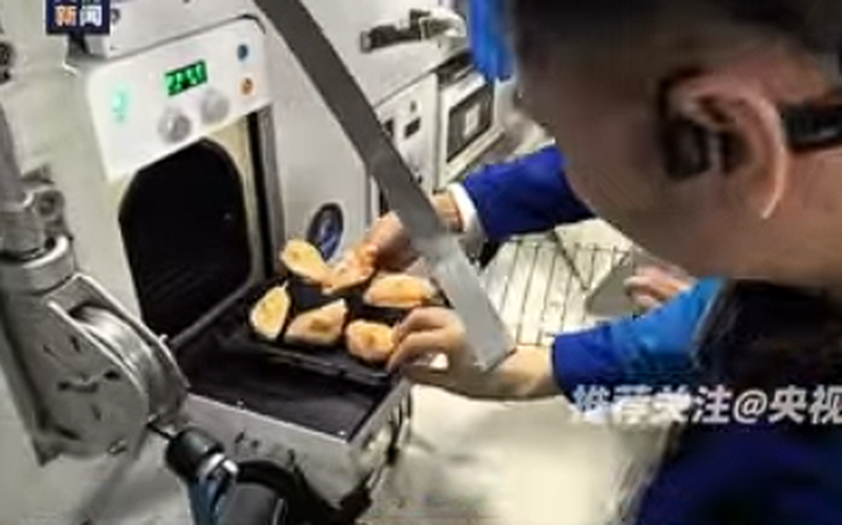 Astronautas chineses realizam primeiro churrasco no espaço e registram momento em vídeo