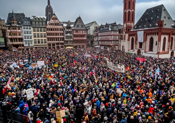 Mais de 100 mil pessoas protestam na Alemanha contra o partido de extrema-direita AfD 