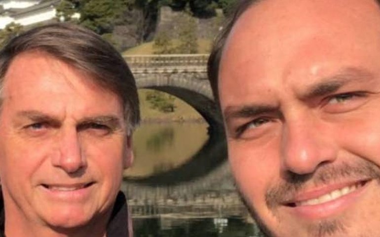 Carlos Bolsonaro pede que parem de falar em risco de prisão do pai