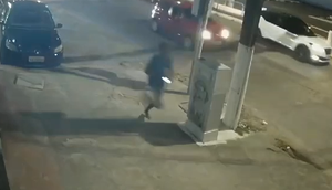 Homem fica na mira de assaltante armado e desvia de tiro em Aracaju