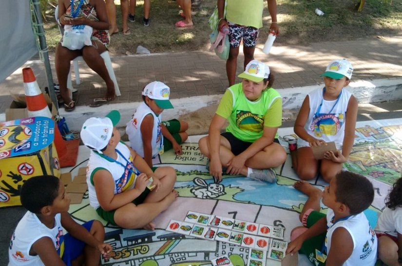 Nesta sexta: ação educativa da SMTT orienta pais e alunos sobre trânsito
