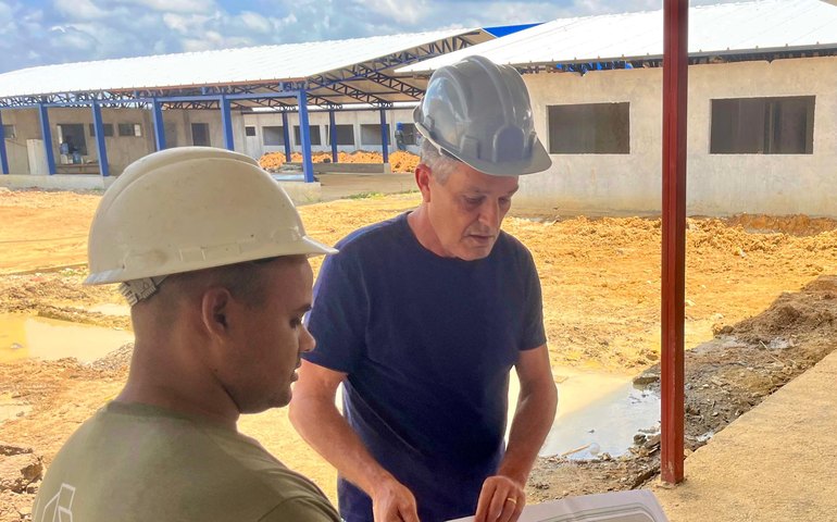 Prefeito de Branquinha verifica andamento das obras de escola estadual