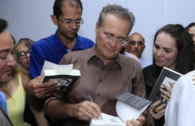 Renan reúne autoridades ao lançar o livro Democracia Digital em Maceió  