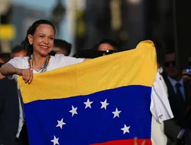 Venezuelana Maria Corina Machado atrai uma multidão em Madri e recusa encontro com o primeiro-ministro espanhol