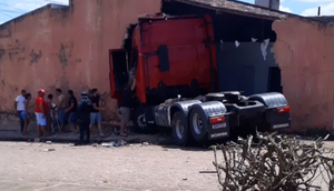 Motorista perde controle de carreta e invade casa em Ribeirópolis