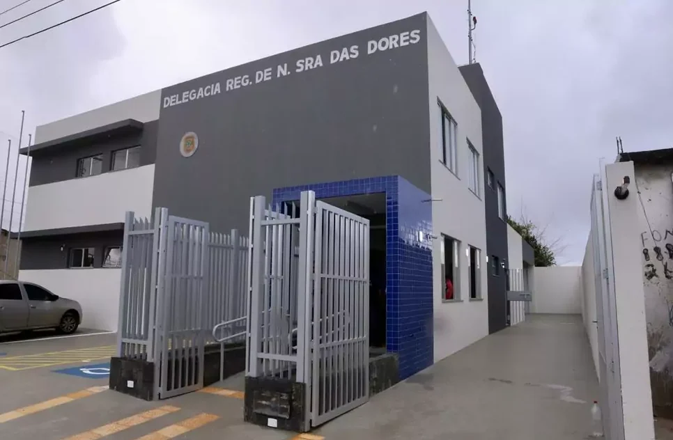 Suspeito de matar homem por ciúmes e deixar dois feridos durante festa ilegal comparece na delegacia de Nossa Senhora das Dores