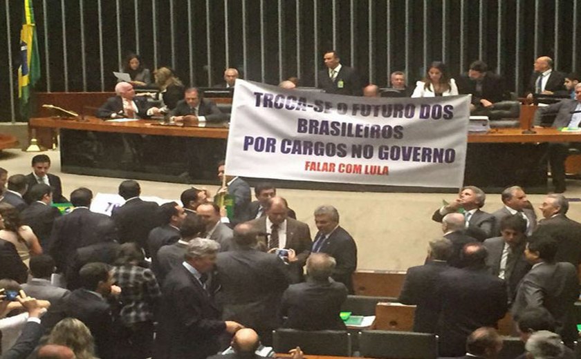 Deputados da oposição realizam protesto contra Temer no plenário da Câmara