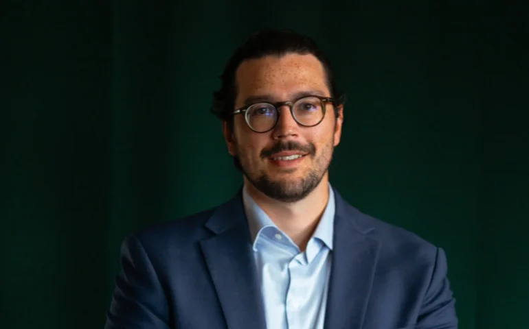 Queda do dólar surpreende mercado e reforça protagonismo do real