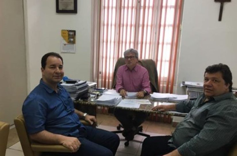 Prefeito discute planos com a Casal e luta para reabrir banco em Igaci