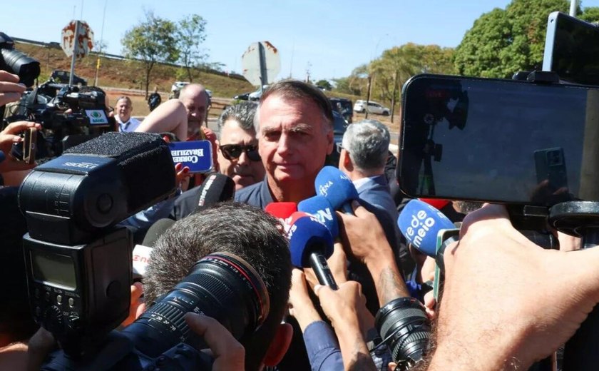 Bolsonaro diz que vai consultar advogado antes de falar à imprensa