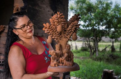 Do barro, eu sou: Sil de Capela retrata o cotidiano do interior alagoano em esculturas