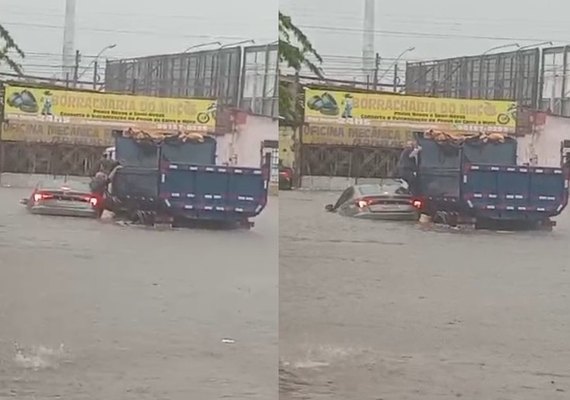 Homem é resgatado de carro submerso após rua alagada em Maceió