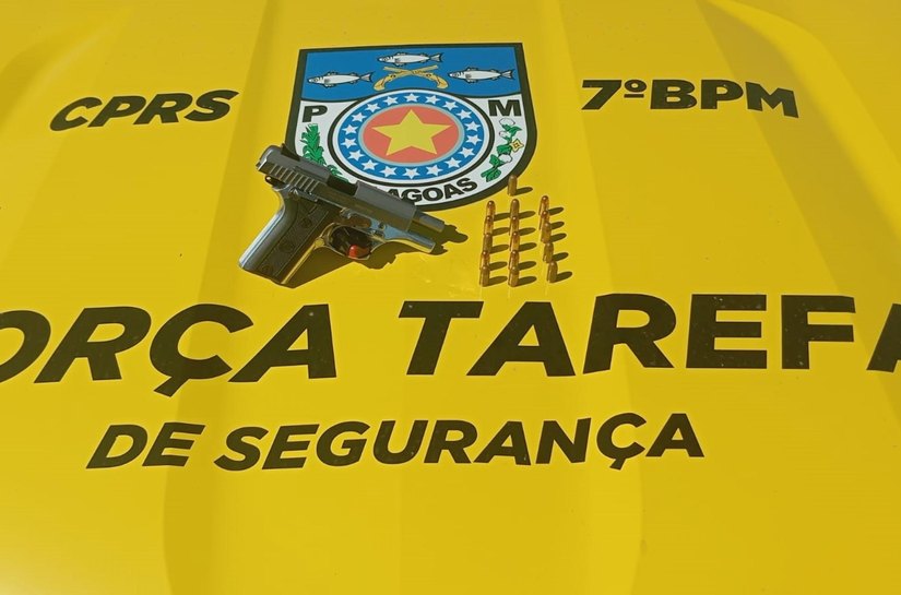PM apreende duas armas de fogo e 336 porções de drogas em ações no Sertão