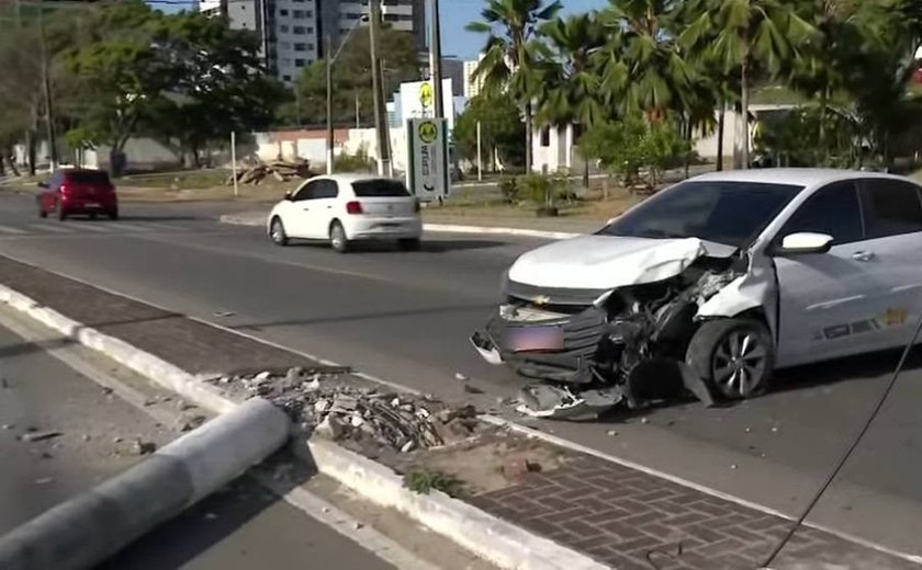Táxi bate em poste e causa lentidão na Gustavo Paiva nas primeiras horas da manhã de segunda-feira (10)