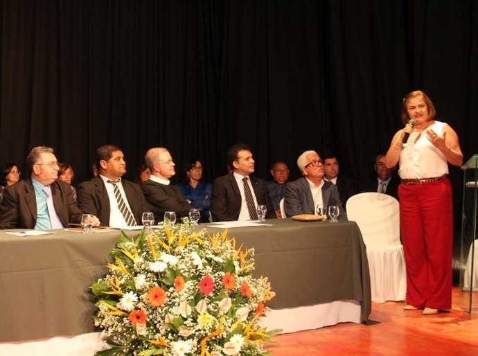 Prefeitura de Arapiraca e Câmara destacam trabalho do padre Eugênio