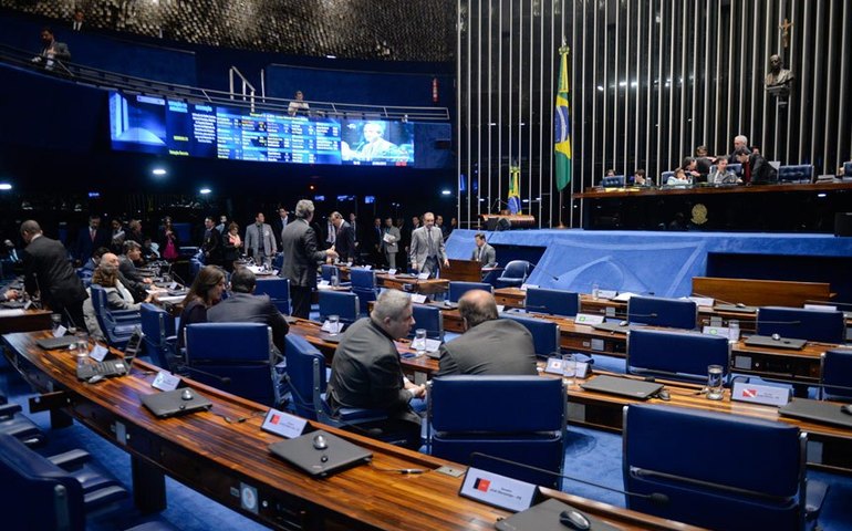 Plenário vota urgência da reforma trabalhista nesta terça-feira
