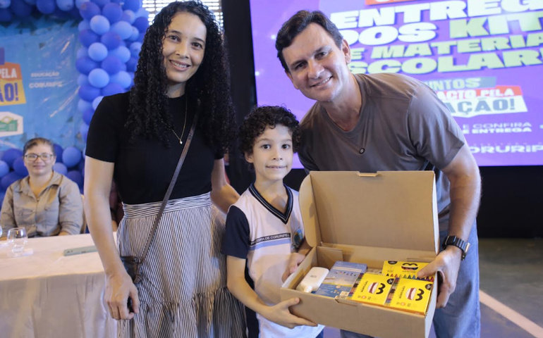 Compromisso com a Educação: Prefeito Marcelo Beltrão entrega de kits de material escolar em Pindorama
