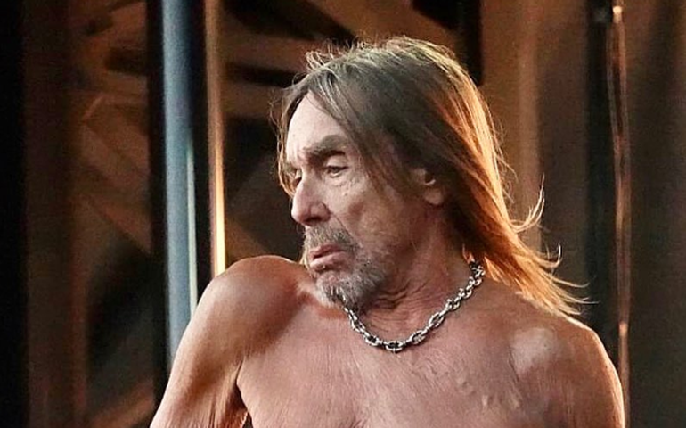 Iggy Pop deixa palco dentro de caixão após show em Londres