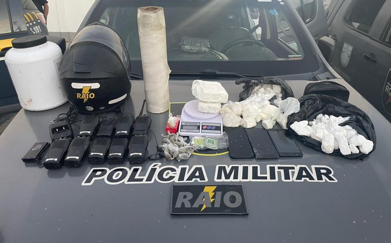 PM apreende drogas e rádios comunicadores em ações de combate ao tráfico de drogas