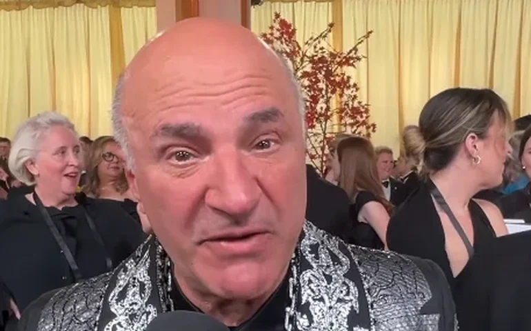 Kevin O’Leary exibe corrente com raro card de Jordan e Kobe avaliado em mais de R$ 100 milhões no Oscar