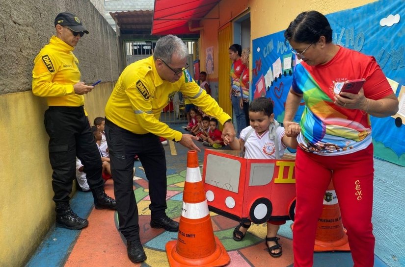 DMTT leva educação de trânsito para crianças de creche no Petrópolis