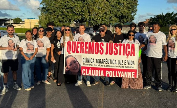 Familiares e amigos de Cláudia Pollyanne se despedem no Cemitério Parque das Flores Familiares e amigos de Cláudia Pollyanne se despedem no Cemitério Parque das Flores
