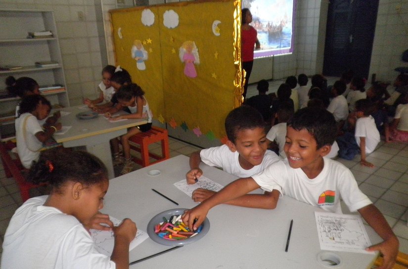 Crianças trabalham datas históricas de abril no Lar São Domingos