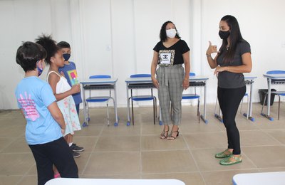 Educadores ampliam conhecimento de alunos com ensino da língua de sinais