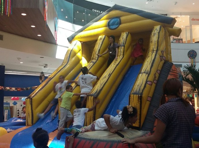 Crianças atendidas pela Semas têm dia de lazer em shopping