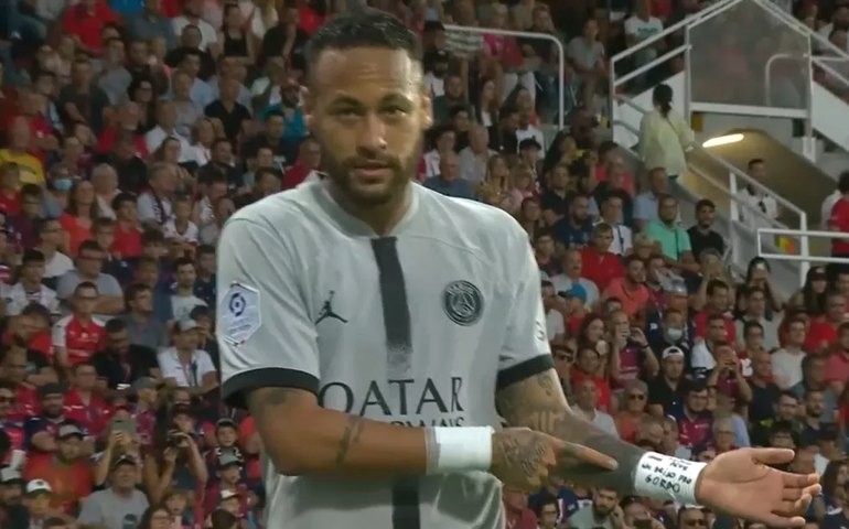 Neymar ironiza cartão recebido após comemoração: &#8216;Futebol cada vez mais chato&#8217;
