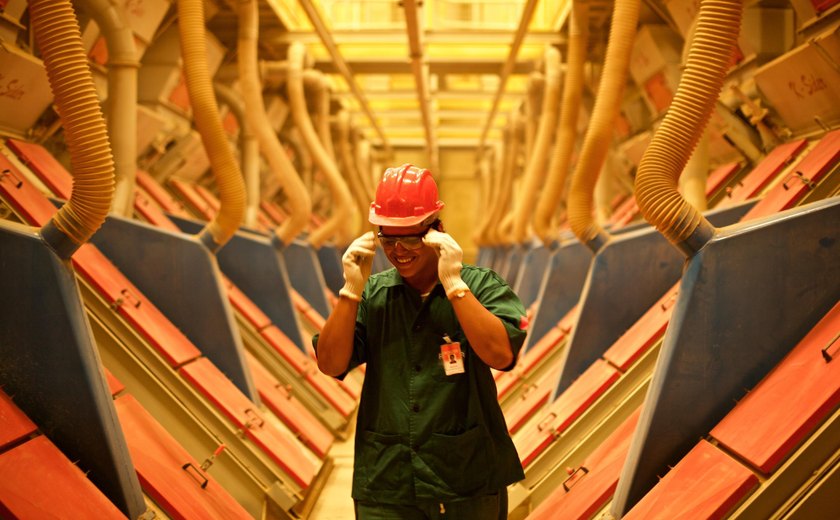 PMI dos Estados Unidos medido pelo ISM cai a 48,7 em abril frente à previsão de queda a 48