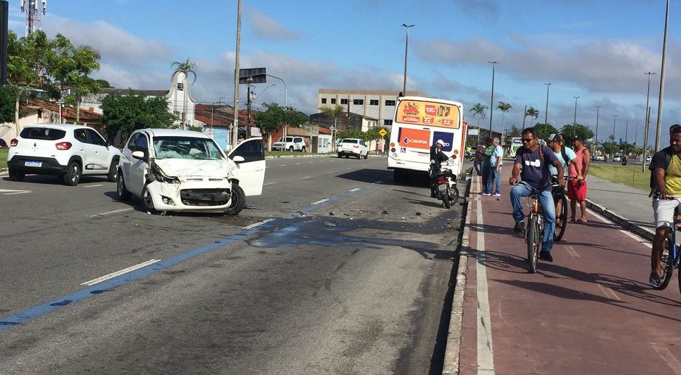 Condutora fica ferida após colidir com ônibus em Aracaju / Foto: Foto: Aline Aragão/TV Atalaia