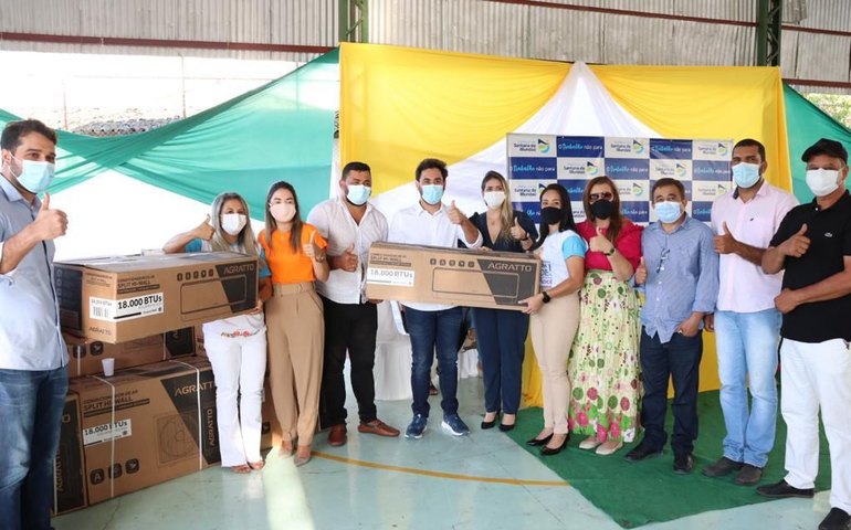 Câmara prestigia entrega de ônibus escolar, aparelhos de ar-condicionado e fardamentos em Santana do Mundaú