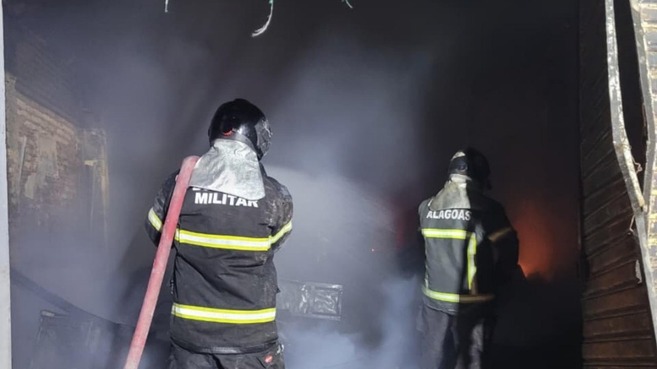 Corpo de Bombeiros controla incêndio em loja de eletrodomésticos em Arapiraca