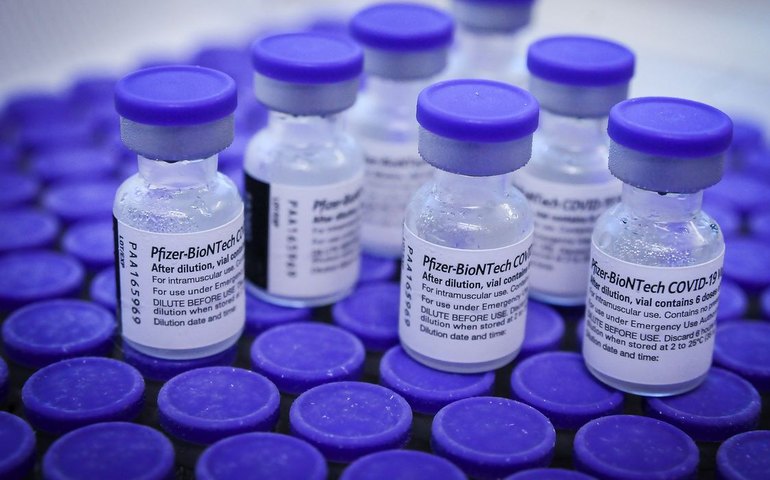 Brasil recebe primeiro lote de vacinas contra a covid-19 de 2022