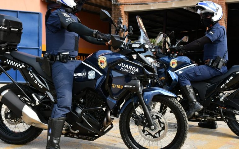 'Deixei o resto': carro roubado em Jundiaí é encontrado sem rodas e com recado