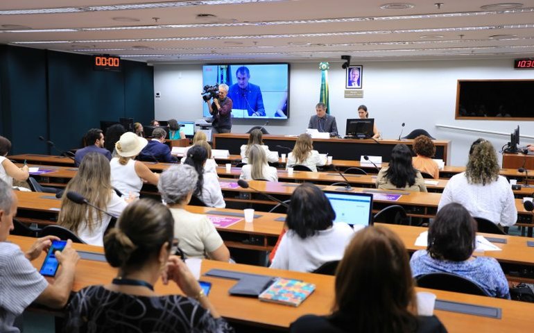 Especialistas defendem criação de política nacional para atenção à mulher na menopausa